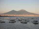 Napoli: Vesuvio visto da Via Partenope Napoli: Vesuvio visto da Via Partenope