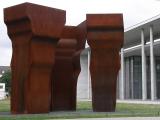 Pinakothekenareal - Pinakothek der Moderne - Buscando la Luz (Suche nach dem Licht) 1997- Skulptur von Eduardo Chillida Pinakothekenareal - Pinakothek der Moderne - Buscando la Luz (Suche nach dem Licht) 1997- Skulptur von Eduardo Chillida