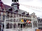 L'Hôtel de Ville - montage du Kiosque L'Hôtel de Ville - montage du Kiosque