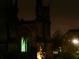 Betende Frau mit Kind vor der St. Nicolai Kirche Betende Frau mit Kind vor der St. Nicolai Kirche