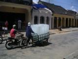 Hoi An. Repartidor de hielo en la calle Nguyen Duy Hieu 
