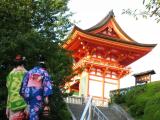 京都市 清水寺 kiyomizudera(temple): Niōmon gate and Maiko San 京都市 清水寺 kiyomizudera(temple): Niōmon gate and Maiko San