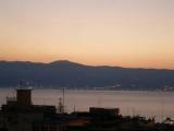 La sicilia al tramonto vista da Reggio