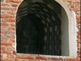 Asti - Monofora della Cattedrale riflessa nella finestra della casa di fronte Asti - Monofora della Cattedrale riflessa nella finestra della casa di fronte