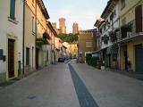Il castello visto da Valeggio paese Il castello visto da Valeggio paese