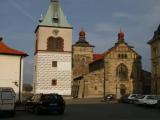 Západní průčelí kostela Sv. Štěpána a zvomice Západní průčelí kostela Sv. Štěpána a zvomice