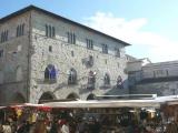 Pistoia, mercato in Piazza del Duomo Pistoia, mercato in Piazza del Duomo