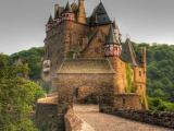 Burg Eltz: Burgweg mit Tor ... Burg Eltz: Burgweg mit Tor ...