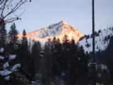 Montanha iluminada pelo sol em Arosa-Suiça