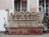 Römisches Monument vor Weingut Römisches Monument vor Weingut