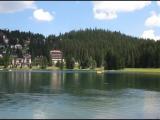 Der Obersee in Arosa liegt auf 1800 Meter über den Meer  der Ort ist ein beliebter alpiner Klimakurort in Kanton Graubünden.