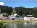 Blick auf den Bahnhof von Arosa. Der Obersee im Vordergrund liegt auf 1800 Meter über den Meer  der Ort ist ein beliebter alpiner Klimakurort in Kanton Graubünden.