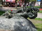 Памятник в сквере возле ЦУМа Памятник в сквере возле ЦУМа