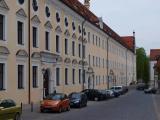 gymnasium von der stadt aus 