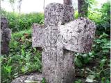 Каменный крест перед храмом св. Сергия Радонежского и Никандра у южной стены Изборской крепости (The cross in front of the Church of St. Sergius of Radonezh at the south wall of the Izborsk Fortress)
