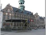 la Grand Place de Mons et le Kiosque du Doudou (La Musique du Lumeçon) la Grand Place de Mons et le Kiosque du Doudou (La Musique du Lumeçon)