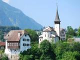 Spiez, romanische Schlosskirche und historisches Pfarrhaus von 1676 Spiez, romanische Schlosskirche und historisches Pfarrhaus von 1676