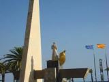 CATALUNYA-Salou-Monument que commemora la partida del Rei en Jaume (segle XIII) l´any 1229, des de les platges de Salou (també Cambrils i Tarragona) per anar a conquerir Mallorca. El monument evoca un vaixell de vela amb la figura del Rei en pedra i CATALUNYA-Salou-Monument que commemora la partida del Rei en Jaume (segle XIII) l´any 1229, des de les platges de Salou (també Cambrils i Tarragona) per anar a conquerir Mallorca. El monument evoca un vaixell de vela amb la figura del Rei en pedra i
