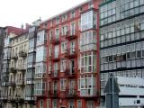 AMALGAMA DE GALERÍAS Y VENTANAS (y señor asomado). El grado de delincuencia de una ciudad se puede cuantificar por la cantidad de primeros pisos enrejados que existen.