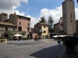 Italia - Viterbo - Piazza del Gesù o di San Silvestro – Sulla destra la torre del "Borgognone" costruita nel 1200, che prende il nome da tale "Messer Angelo detto il Borgognone", il Comune aveva adottato la lunghezza del suo piede come unità di mi Italia - Viterbo - Piazza del Gesù o di San Silvestro – Sulla destra la torre del "Borgognone" costruita nel 1200, che prende il nome da tale "Messer Angelo detto il Borgognone", il Comune aveva adottato la lunghezza del suo piede come unità di mi