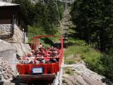 Die Gelmerbahn, die steilste Standseilbahn der Welt, bei der Einfahrt in die Talstation Handegg
