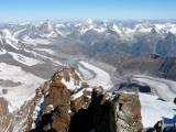 Schwindelfrei muss man schon sein auf dem Weg zur Dufourspitze,besonders dann,wenn die Felsen vereist sind. Schwindelfrei muss man schon sein auf dem Weg zur Dufourspitze,besonders dann,wenn die Felsen vereist sind.