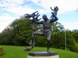 Vigeland Park - El padre cogiendo sus hijos.  A Man Chasing his four children