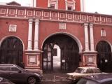 Святые врата Высоко-Петровского монастыря...