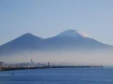 La neve sul Vesuvio nella foschia della mattina La neve sul Vesuvio nella foschia della mattina