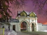 Здесь же главный вход Здесь же главный вход