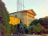 Monumento alla Resistenza e sullo sfondo la chiesa di San Francesco Monumento alla Resistenza e sullo sfondo la chiesa di San Francesco