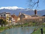 Il fiume Velino e a Chiesa di San Francesco dal Ponte Romano a Rieti, Italia. Il fiume Velino e a Chiesa di San Francesco dal Ponte Romano a Rieti, Italia.