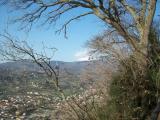 Garda(VR)-monti tra la vegetazione della Rocca Garda(VR)-monti tra la vegetazione della Rocca