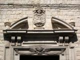 Barletta - Corso Cavour. Chiesa e Monastero di Santa Chiara, 1383-1384. Nel mezzo del timpano curvilineo spezzato lo stemma partito (a sinistra quello dei Francescani), 1693.
