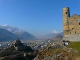 Suisse, le château de Tourbillon et Valère avec la Chapelle en bas la ville de Sion 
