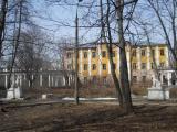 В парке Пехра-Яковлевской усадьбы с видом на скульптуры «сфинксов», одну из галерей и Главный корпус (1763-1785) комплекса... В парке Пехра-Яковлевской усадьбы с видом на скульптуры «сфинксов», одну из галерей и Главный корпус (1763-1785) комплекса...