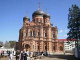 Easter crowd at Guslitsky Spaso-Preobrazhensky monastery in Kurovskoye
