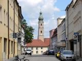 Simon-Höller-Straße mit Dreifaltigkeitskirche Simon-Höller-Straße mit Dreifaltigkeitskirche