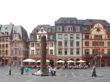 Marktplatz in Mainz, im Vordergrund die Heunensäule Marktplatz in Mainz, im Vordergrund die Heunensäule