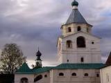 Вид на Храм-колокольню Трех Святителей Московских 