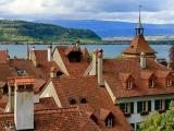 Über den Dächern von Murten, im Hintergrund der Murtensee und der Chasseral