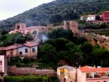 Iglesias: Le mura pisane viste dalla strada che scende dal castello di Salvaterra