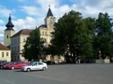 NETOLICE (CZ) - Mírové náměstí, věž a radnice
