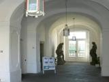 Duchcov (Dux) - Blick in den Durchgang zum Schlosspark mit Plastiken 