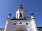 Старица. Надвратная колокольня монастыря.