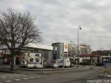 Et av de mest trafikkerte kryssene i sentrum, mellom bensinstasjonene i Elvegata
