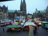 Auch bei Schmuddelwetter schön: Domshofmarkt an einem greulichen Regentag im Dezember. Rainy December Morning, seen from Café "Alex" Auch bei Schmuddelwetter schön: Domshofmarkt an einem greulichen Regentag im Dezember. Rainy December Morning, seen from Café "Alex"