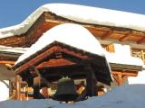 Tetti innevati e campana