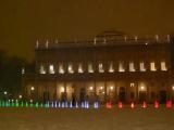 Il Municipale mentre nevica sulla fontana tricolore Il Municipale mentre nevica sulla fontana tricolore