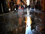 Spaccanapoli reflections: riflessi nella pozzanghera